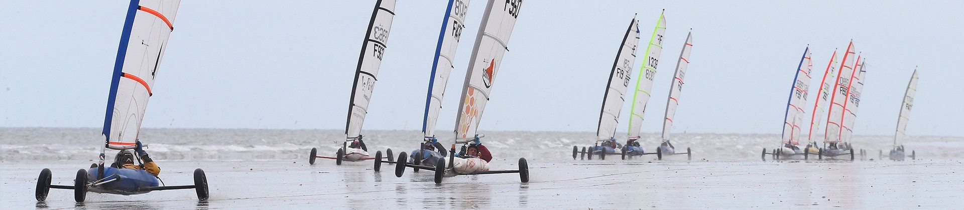 Plan large d'un groupe de char à voile sur la plage de St-Jean de Monts