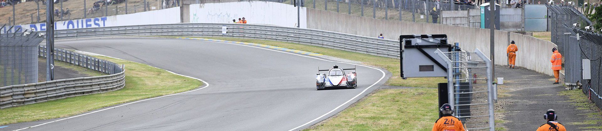 Voiture de course sur le circuit des 24h du Mans