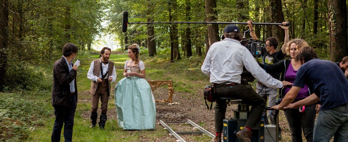 Tournage d'une scène de cinéma avec deux acteurs se promenant en foret