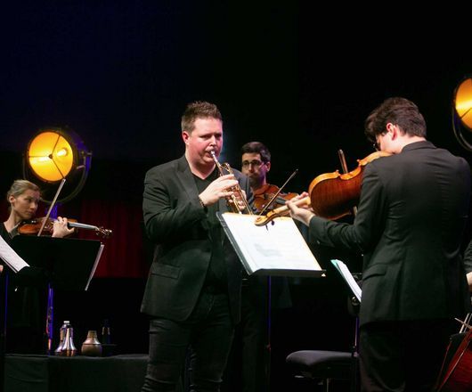 Orchestre avec un trompettiste et un violoniste