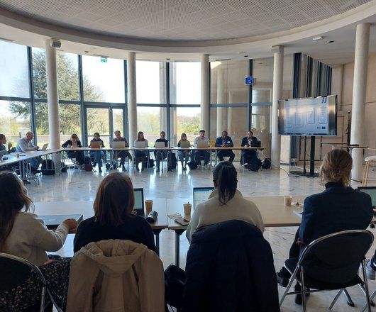 Personnes assises en réunion dans le salon d'honneur de la Région