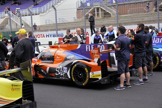 1 voiture à l'arrêt sur le circuit