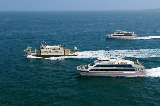 vue aérienne des bateaux de liaison yeu-formentine