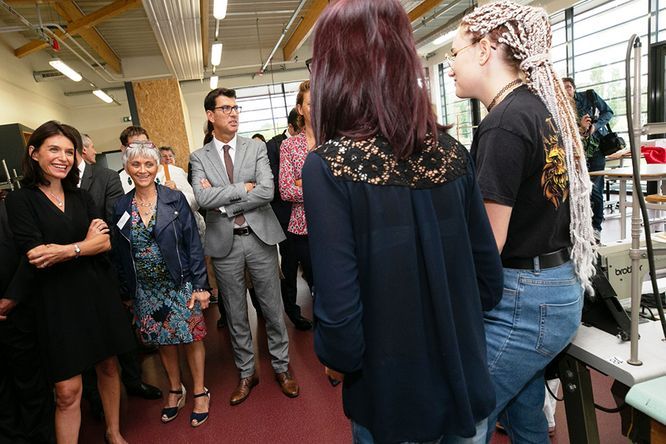 Viste de Christelle Morançais, présidente du Conseil régional des Pays de la Loire dans une salle de classe d'un lycée