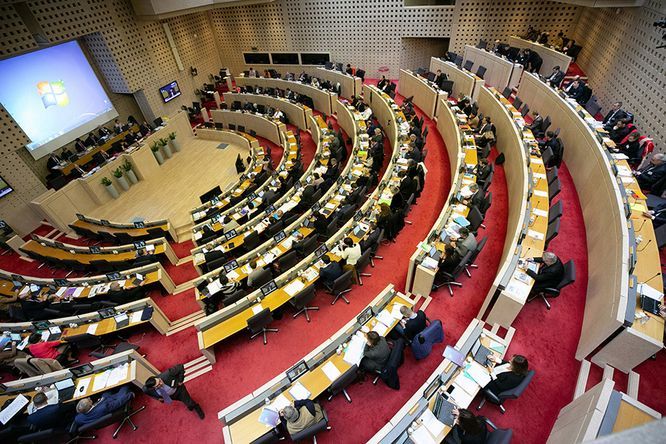 hemicycle avec élus au travail