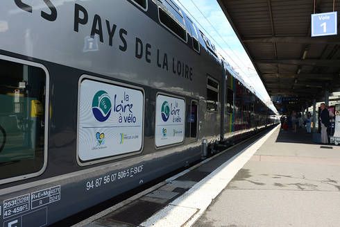 train à quai avec stickers la loire à vélo