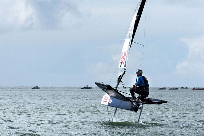 bateau à voile avec foil naviguant sur la mer