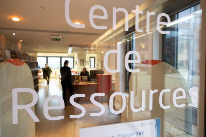 Entrée du Centre de ressources documentaires à l'Hôtel de Région