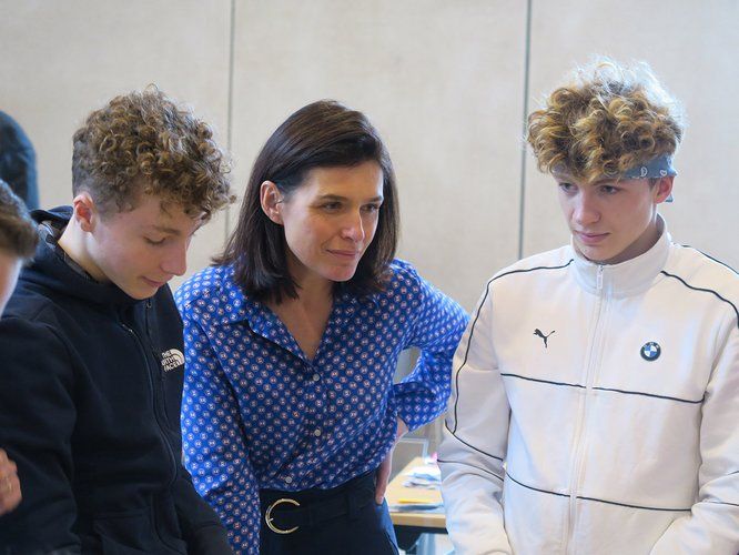 Christelle Morançais avec 2 lycéens 