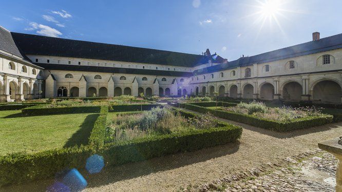 Vue du Cloître de Fontevraud