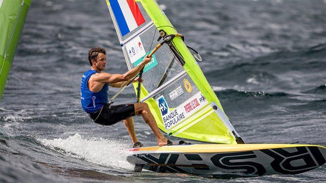 Clément Bourgeois sur une planche à voile