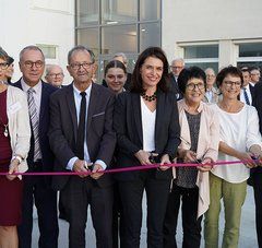 Christelle Morançais, présidente du Conseil régional des Pays de la Loire et d'autres personnalités coupent le ruban d'inauguration