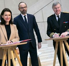 Christelle Morançais, Présidente du Conseil Régional des Pays de la Loire et Claude d'Harcourt, préfet des Pays de la Loire signent le Contrat d'avenir devant Edouard Philippe, Premier ministre