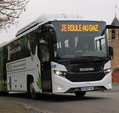 car des Pays de la Loire qui roule gaz naturel dans un village