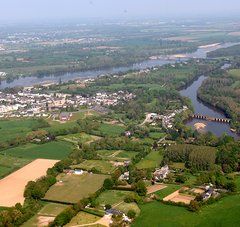 vue aérienne champs, loire et habitations