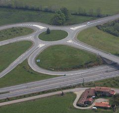 Vue aérienne d'un rond-point et d'une route