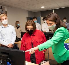 Christelle Morançais, Présidente de la Région des Pays de la Loire, en visite dans un centre de formation + vignette "Plan de relance Région Pays de la Loire"